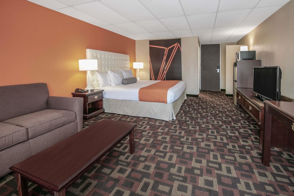 Howard Johnson by Wyndham Oklahoma City Airport/ Fairgrounds 12/22