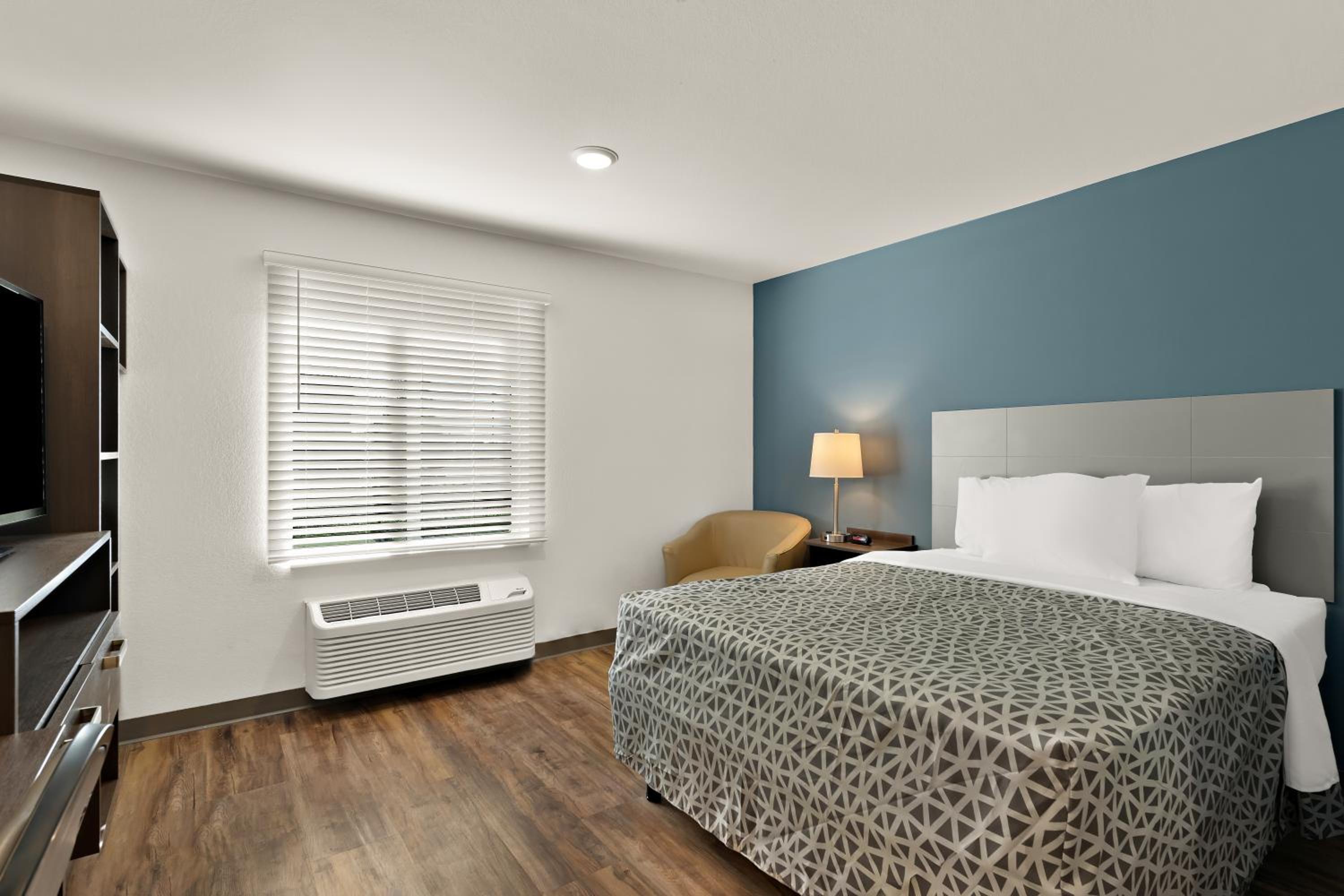 Suite, Queen Bed, Accessible