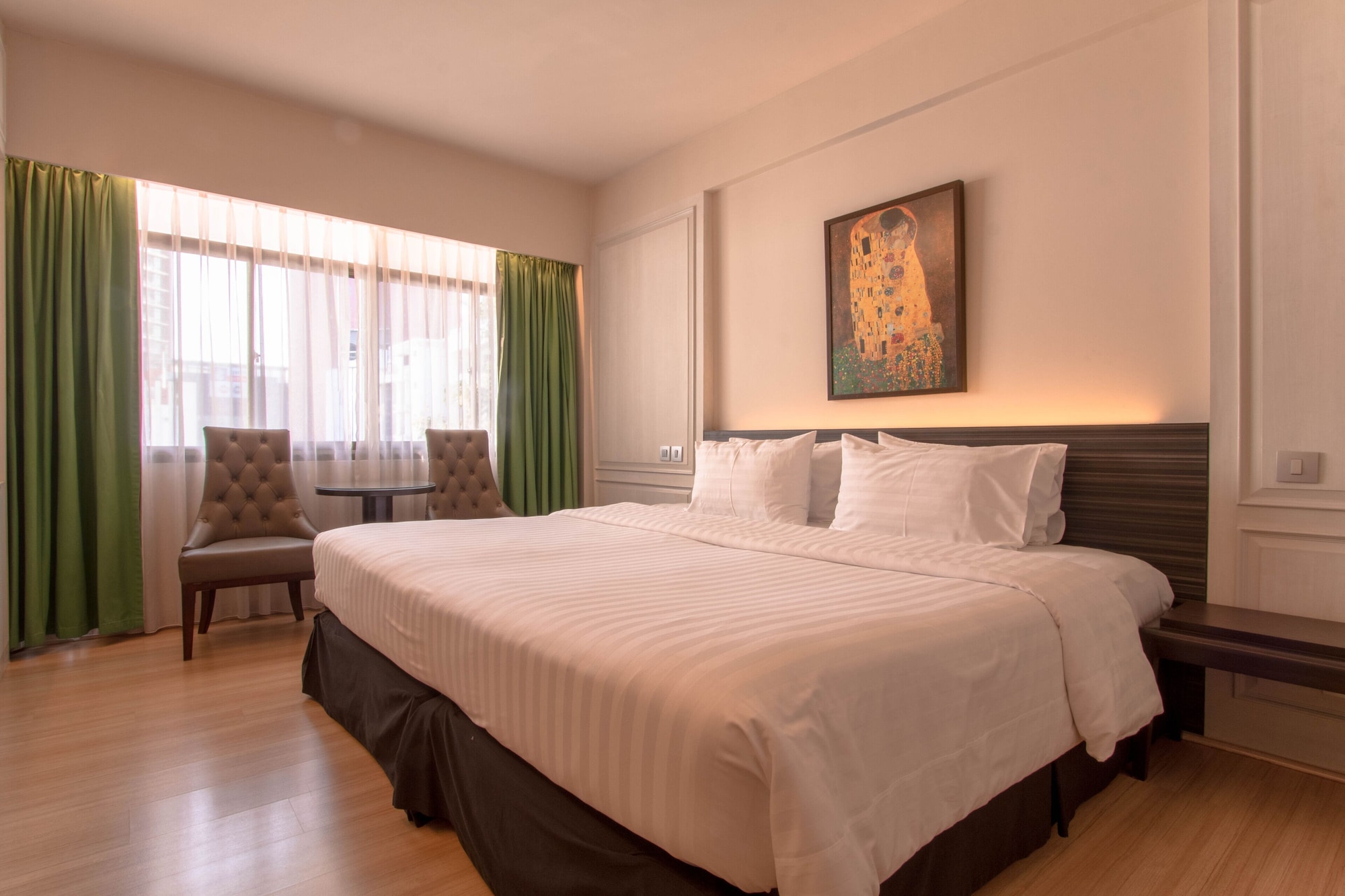 PREMIER, KING BED