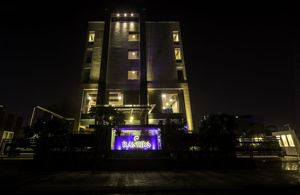 Hotel Ranbirs 4/23