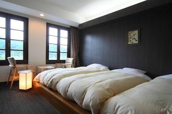 Japanese, Modern, Triple, Mountain Side