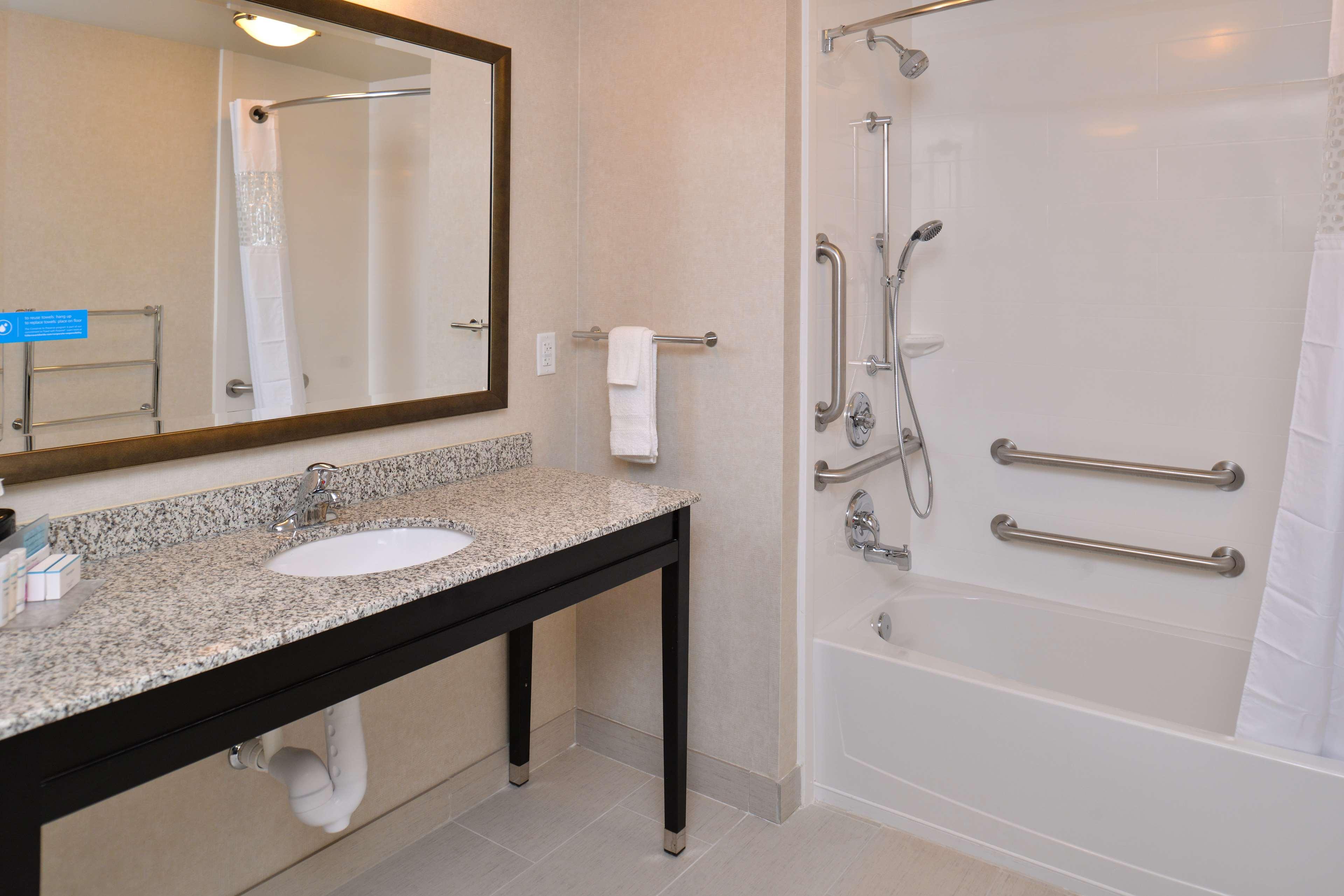 ROOM, KING BED, BATHTUB, ACCESSIBLE