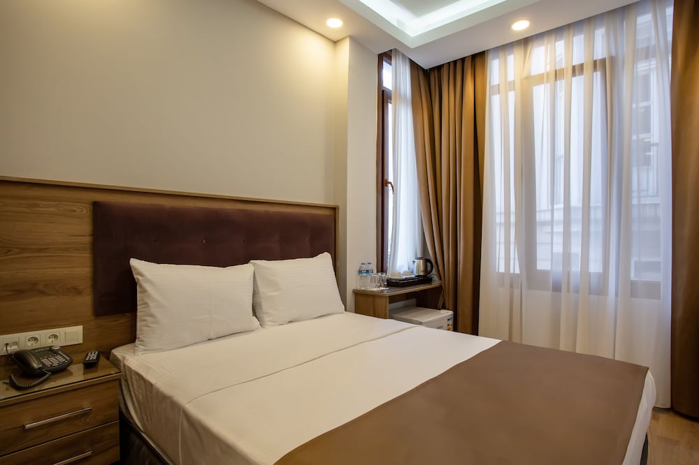 West Palace Hotel 12/50