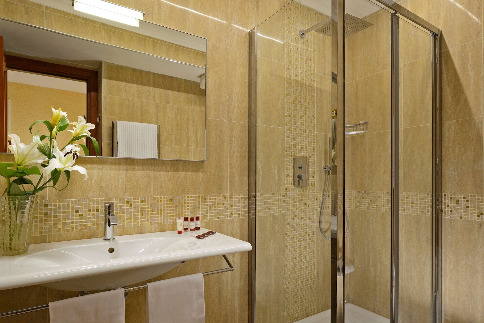 غرفة ثلاثية بسرير مزدوج وسرير فردي، Comfort Hotel Bolivar 5/5
