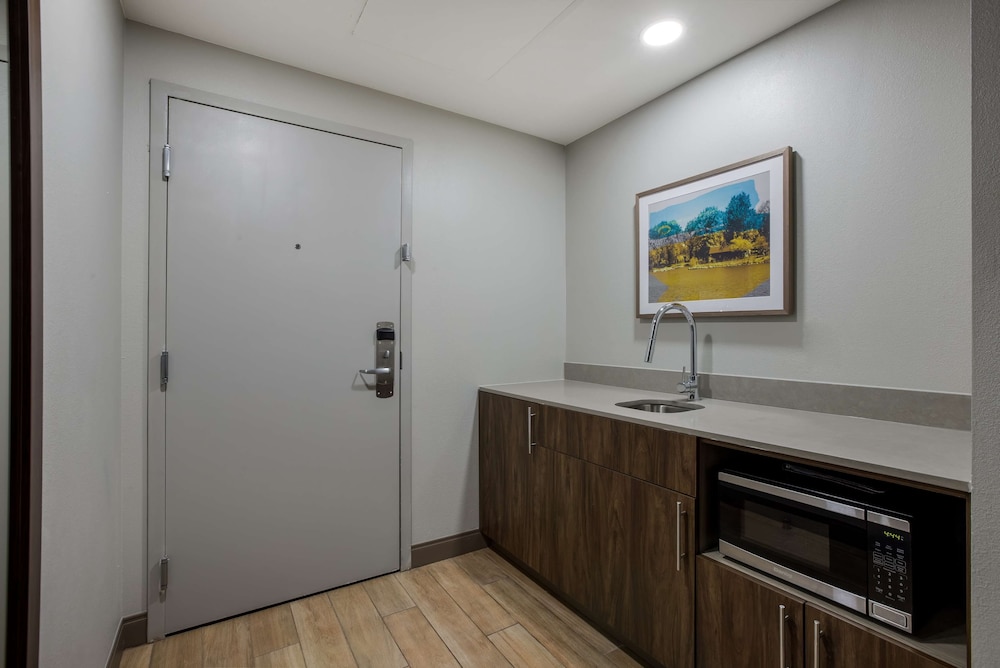 جناح بسريرين كوين مع أريكة، Hampton Inn Linden 4/4