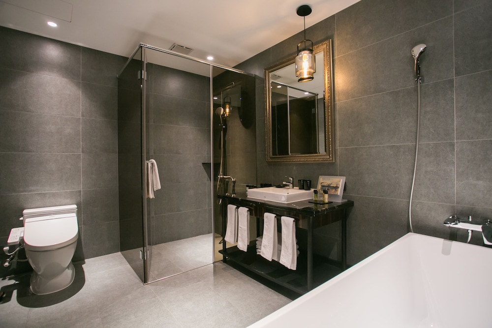 Economy, Queen Bed, No Window، Saint Art Hotel 3/3