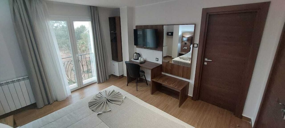 LOUNIS HOTEL 24/36