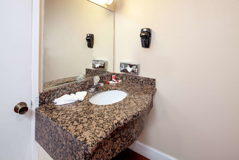 Travelodge By Wyndham Harbor City 15/29