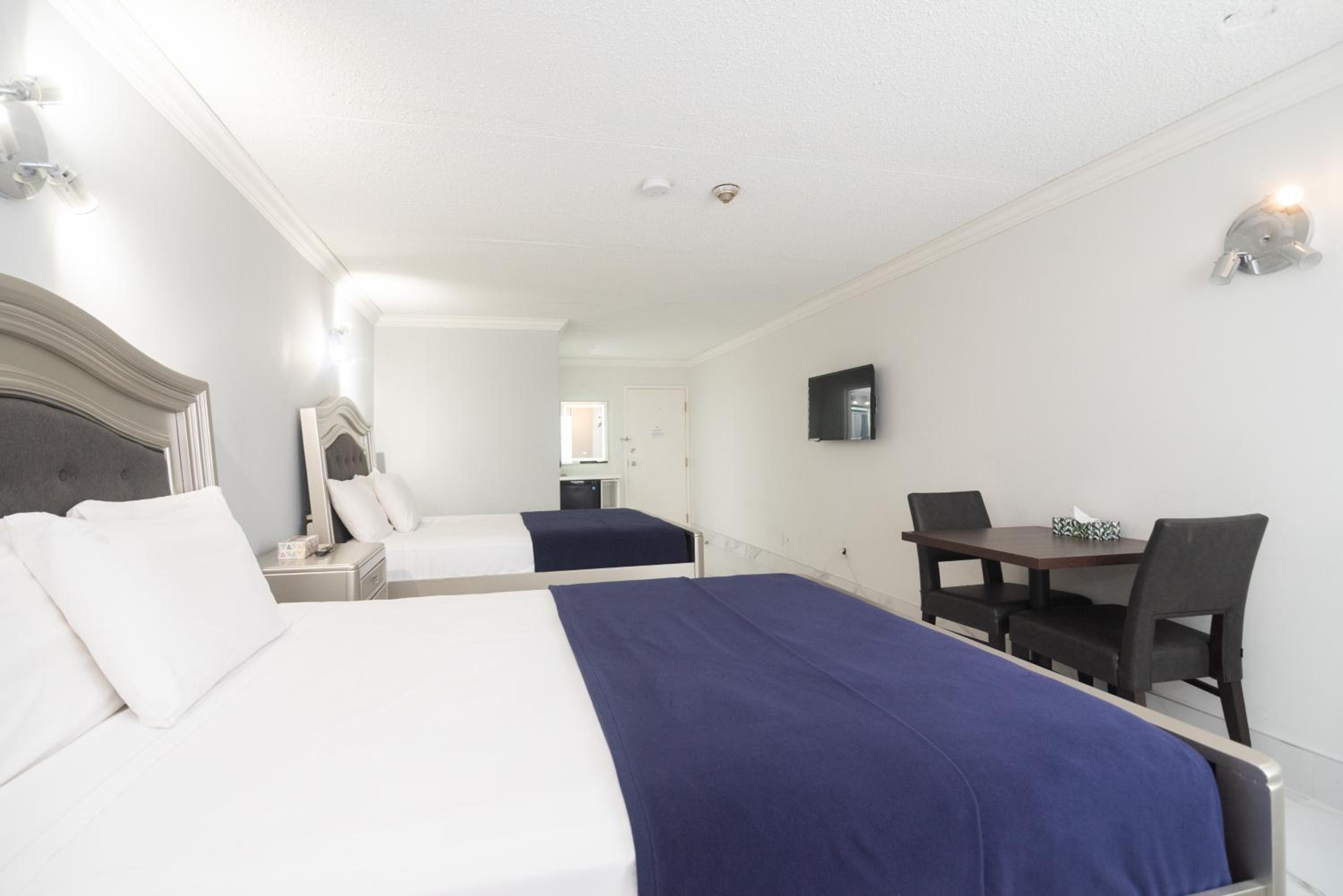Executive, King Bed, 2 Queen Beds