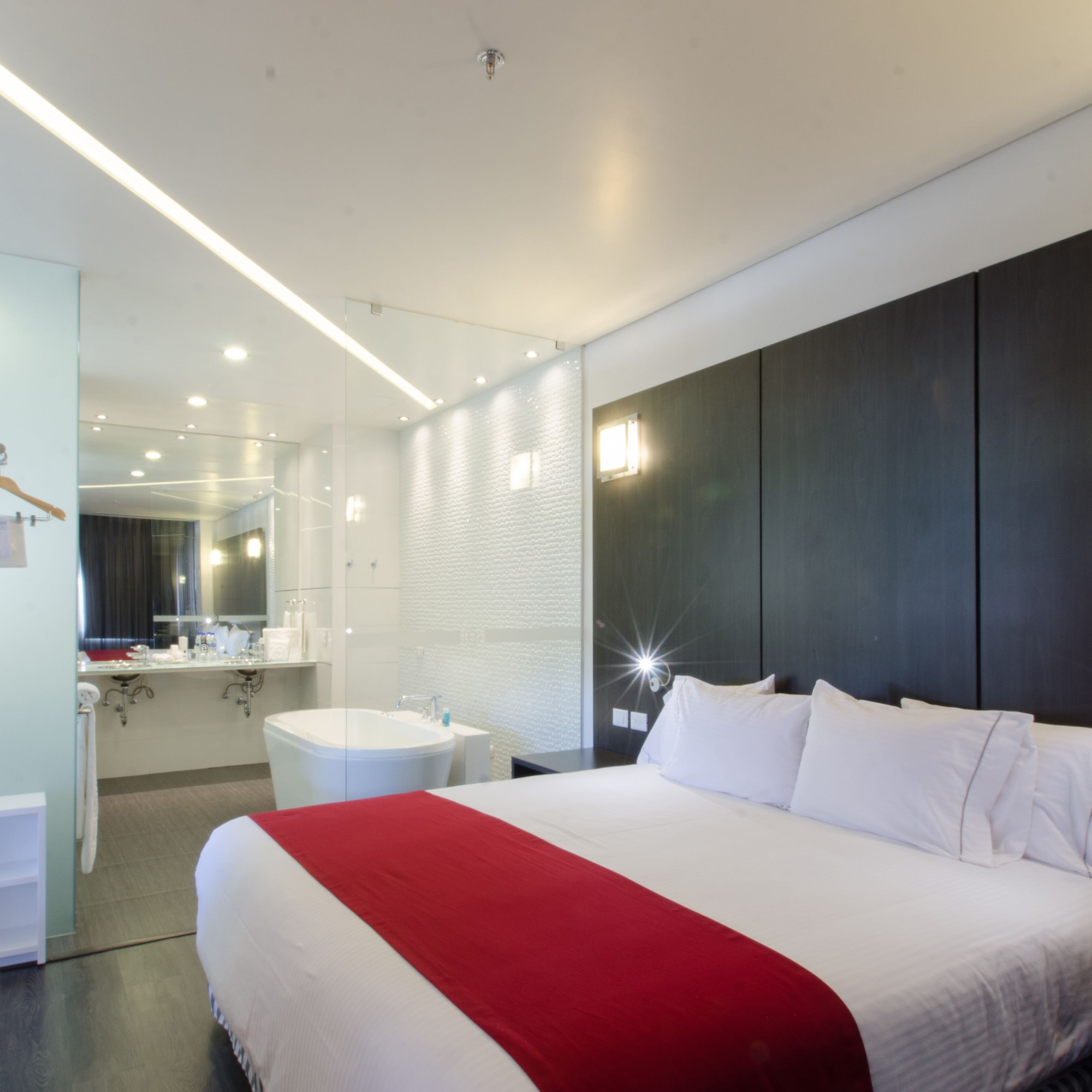 suite, king bed