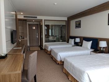 Deluxe, Triple, Multiple Beds, Lake View