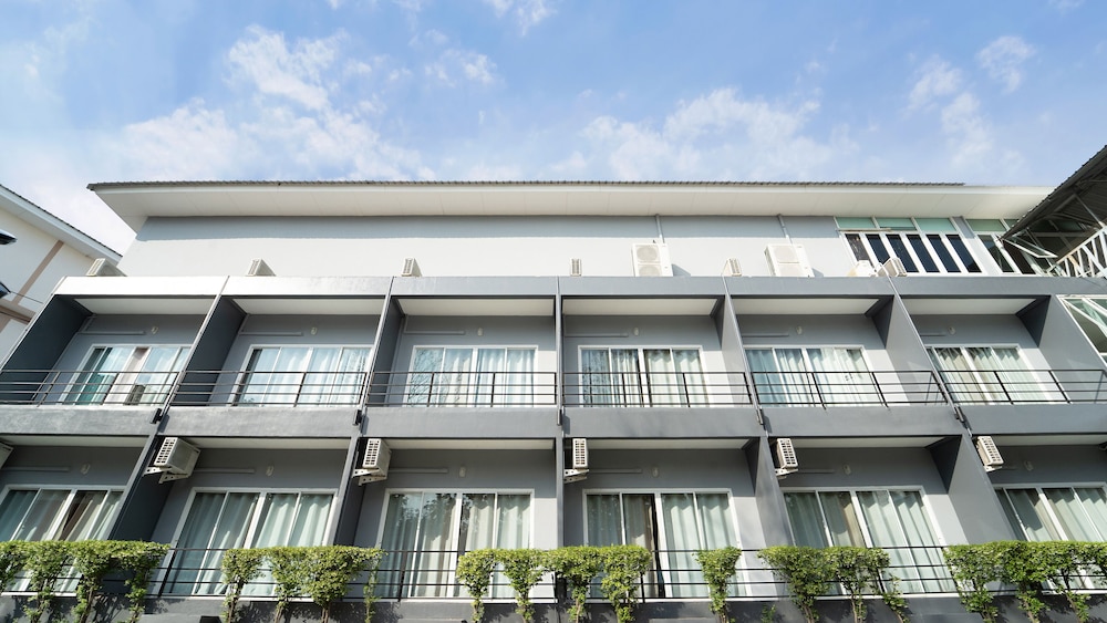 B2 Nakhon Sawan Boutique & Budget Hotel 1/18
