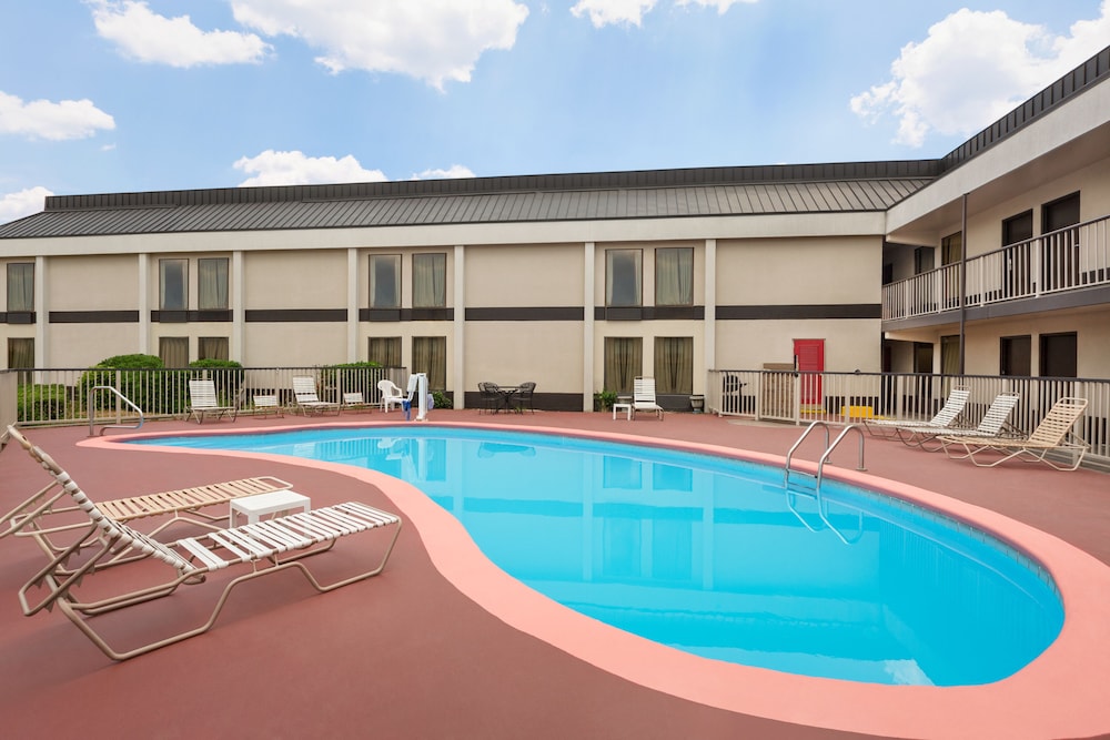 Days Inn & Suites by Wyndham Fort Bragg/Cross Creek Mall 5/41