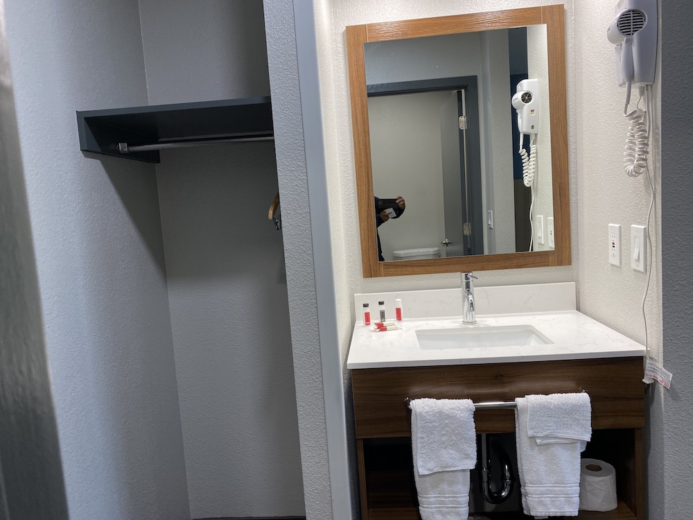 Quality Inn Portland Airport PDX OR 32/34