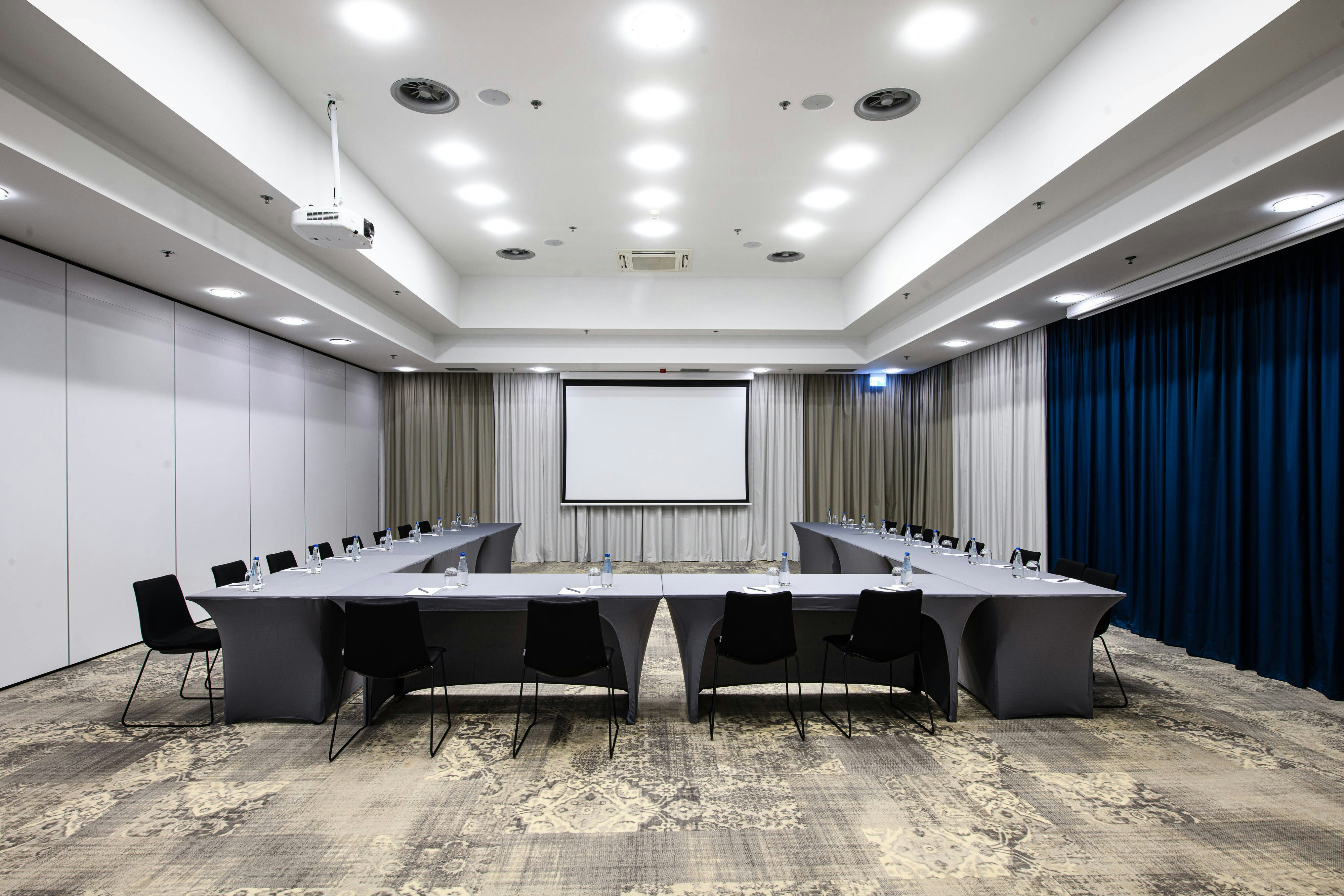 Courtyard By Marriott Warsaw Airport 56/62