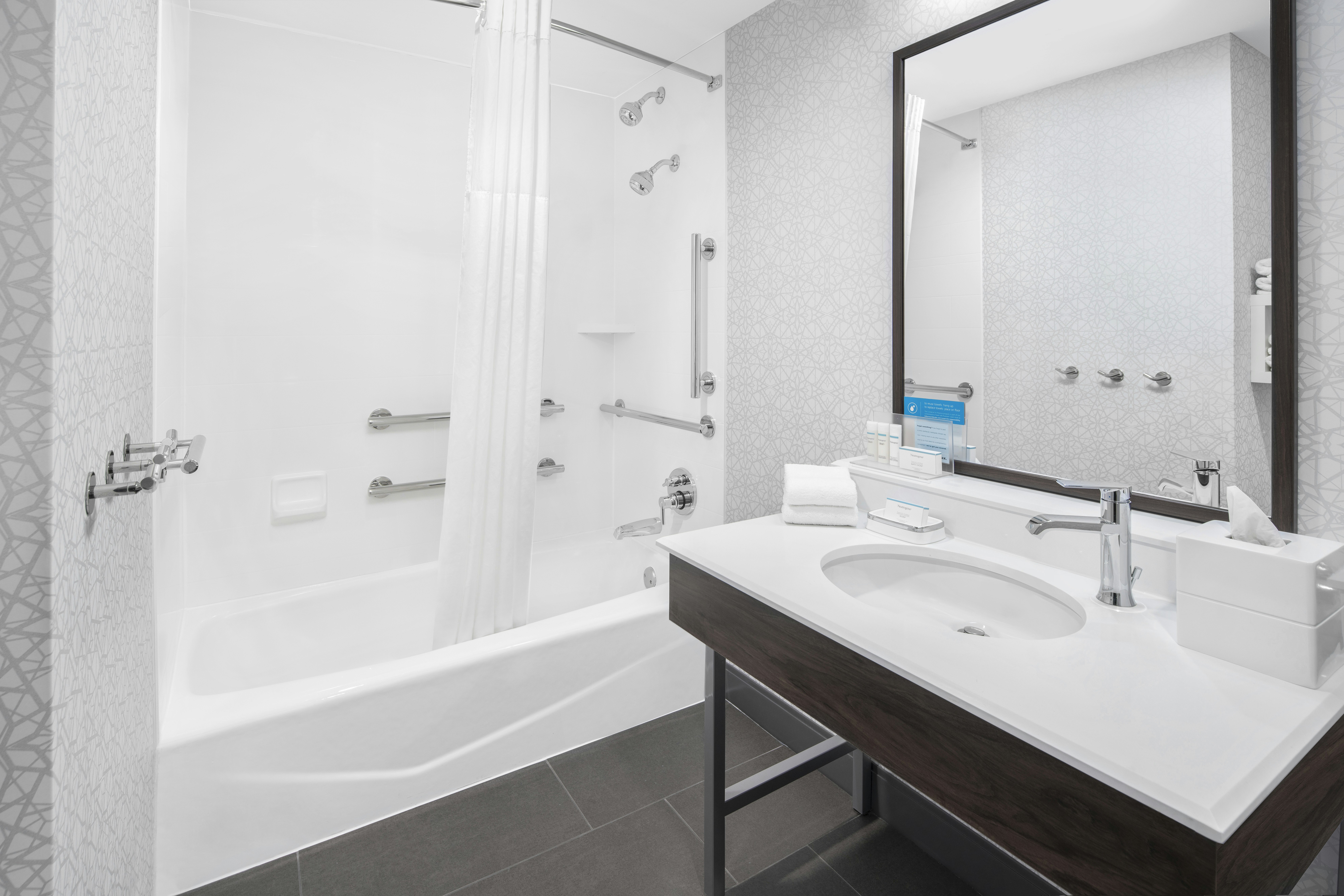 SUITE, KING BED, ACCESSIBLE