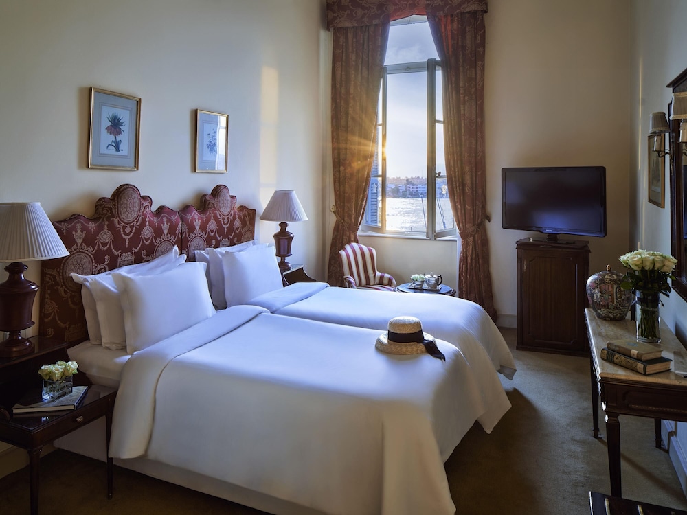 CLASSIC, TWIN BEDS, RIVER VIEW