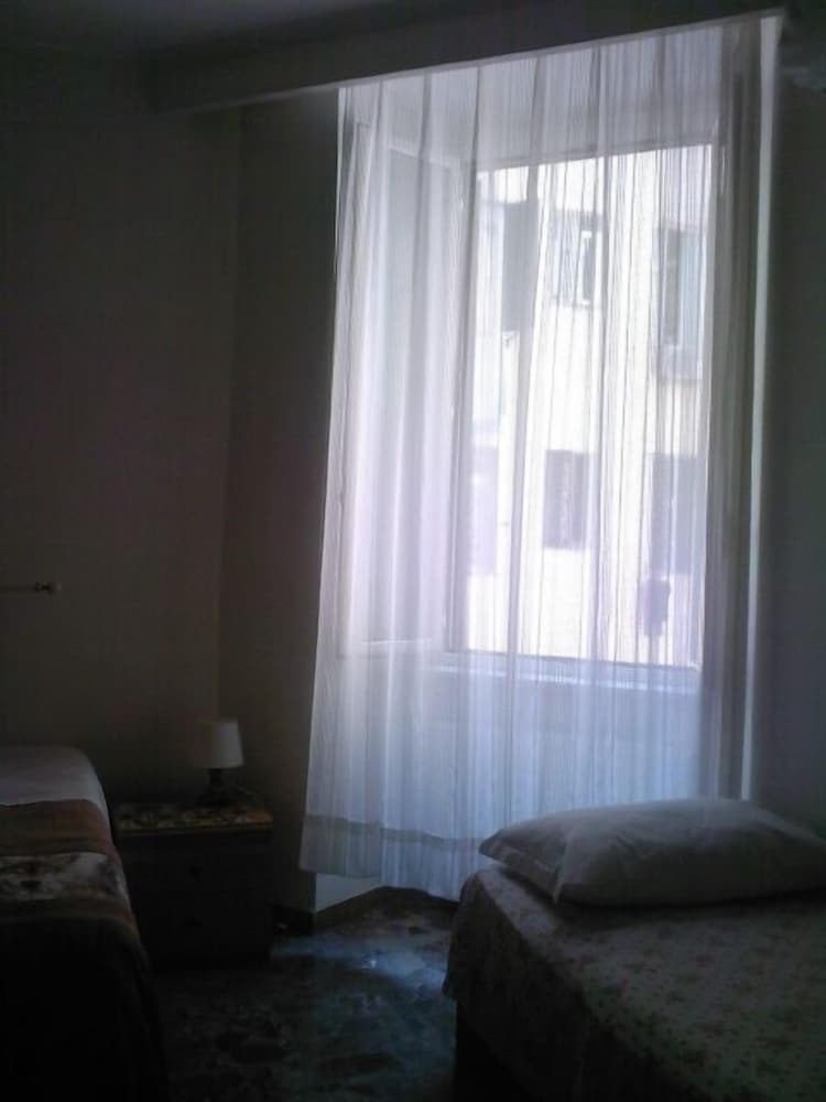 ROOM, TRIPLE, SHARED BATHROOM