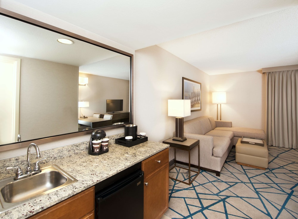 جناح بسرير كينج مع أريكة، Embassy Suites by Hilton Seattle Bellevue 9/9