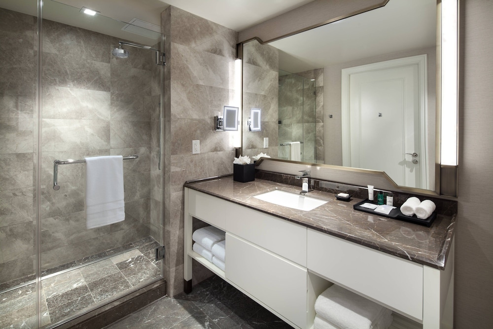 غرفة تقليدية بسرير كينج لذوي الإعاقة، SHERATON LOS ANGELES SAN GABRIEL 2/2