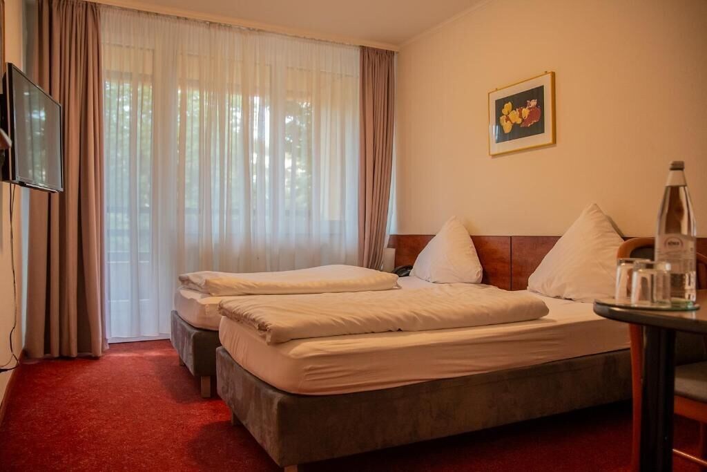 ROOM, TWIN BEDS