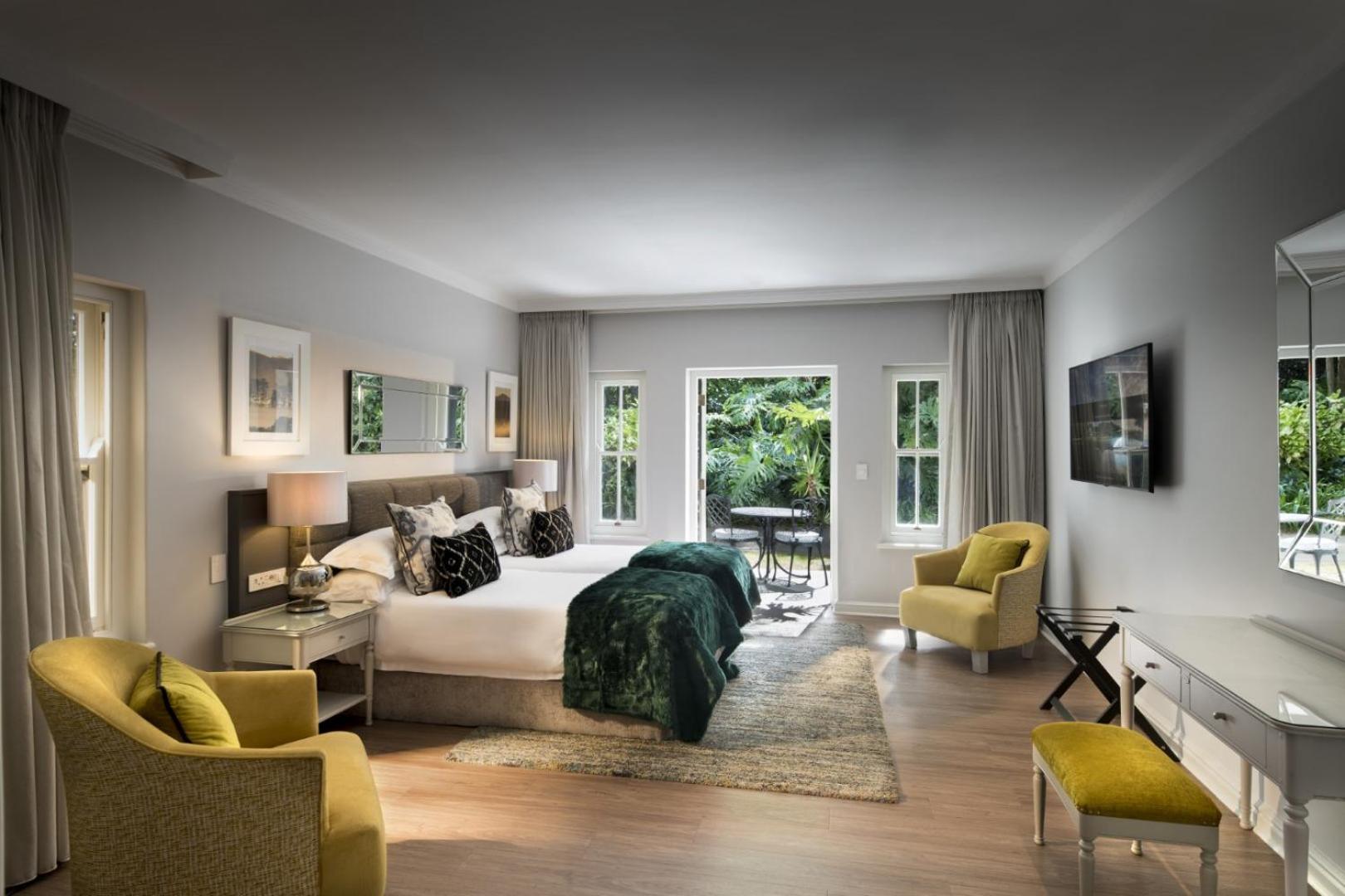 LUXURY, TWIN BEDS