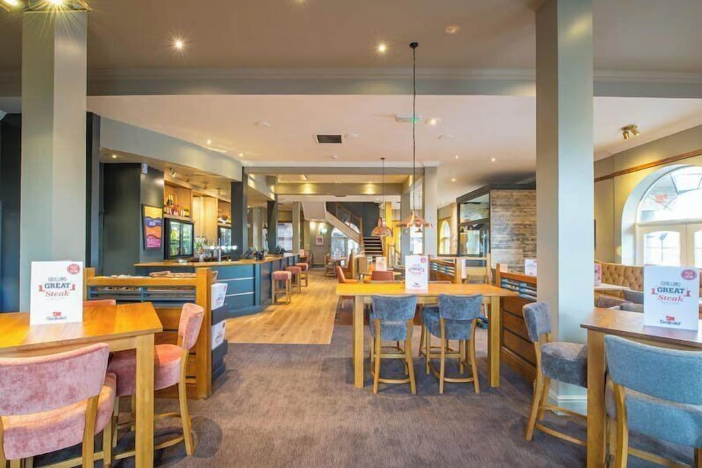 Premier Inn Manchester Salford Quays 24/47