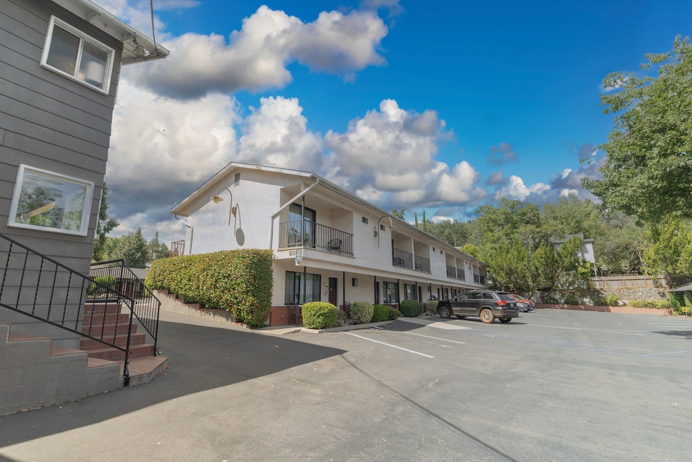 Mariposa Lodge 37/47