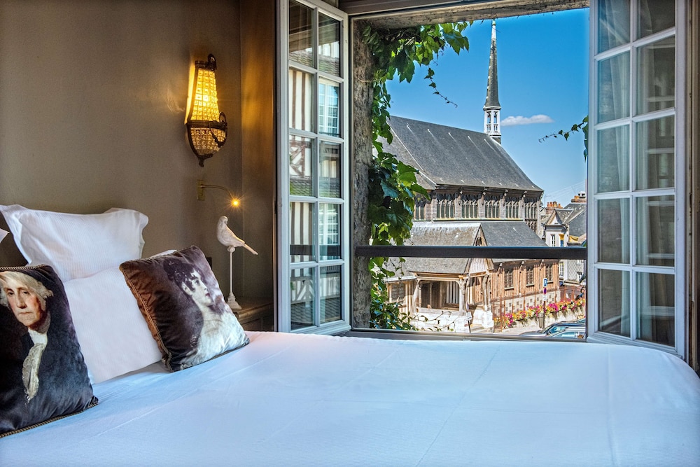 Suite, King Bed, Church View