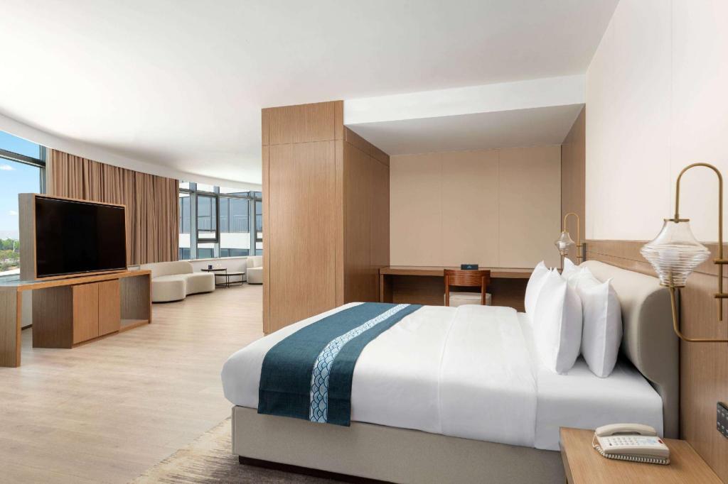 Smart, Executive, Suite, King Bed, River View