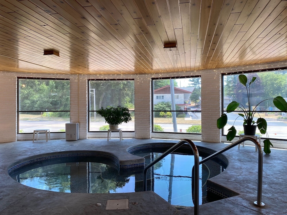 Amber s Inn & Suites 37/71