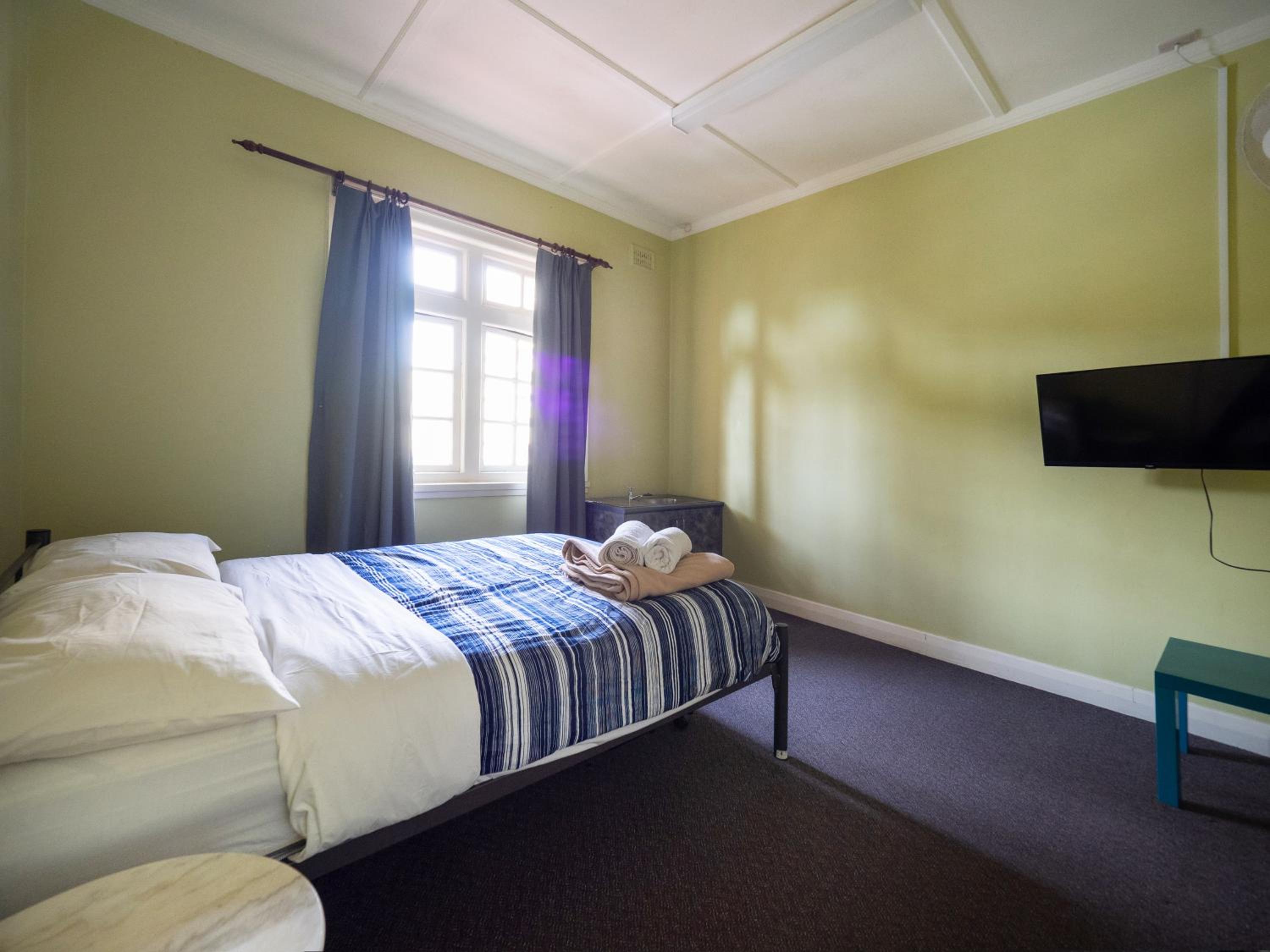 ROOM, DOUBLE BED, SHARED BATHROOM
