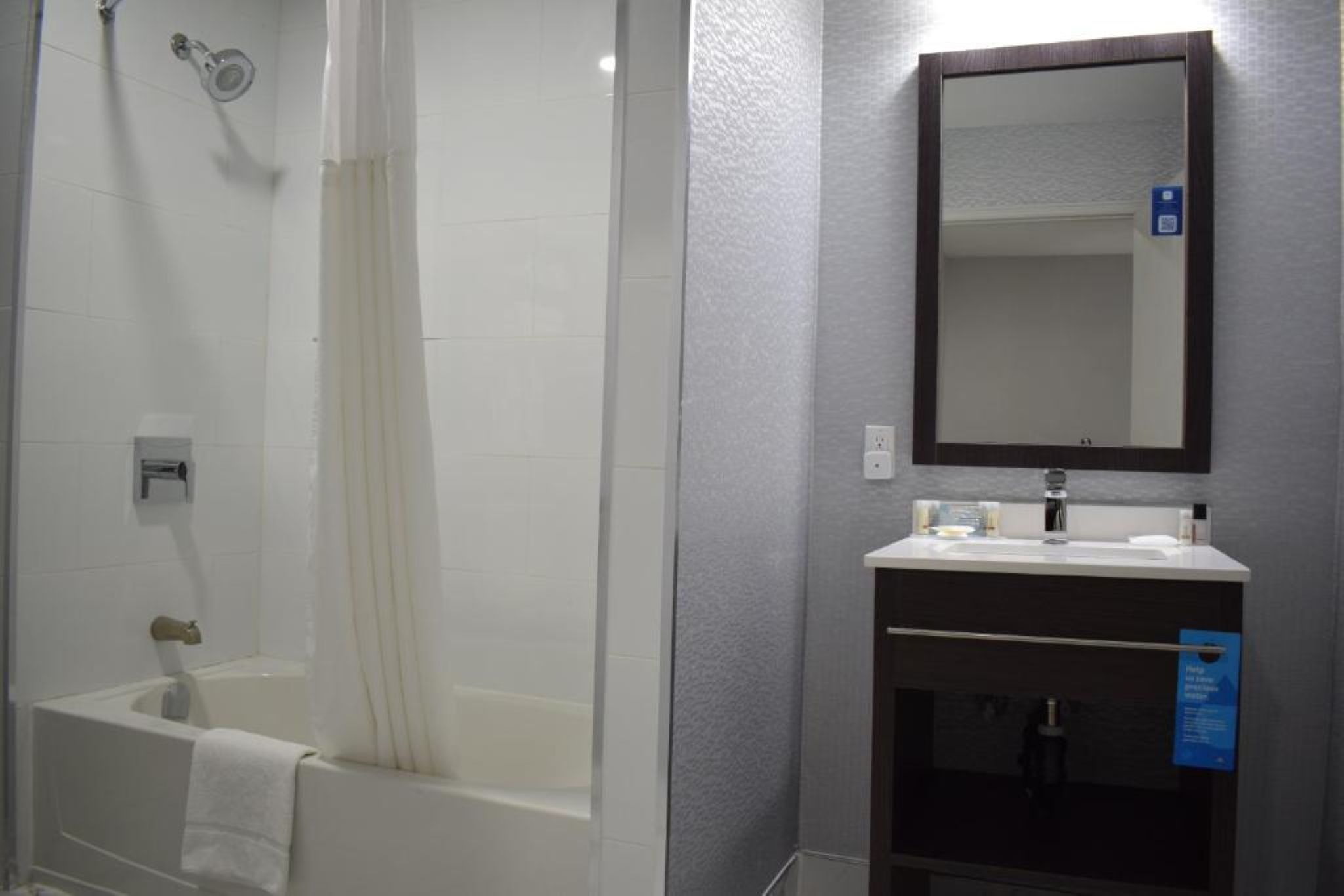ROOM, QUEEN BED, ACCESSIBLE