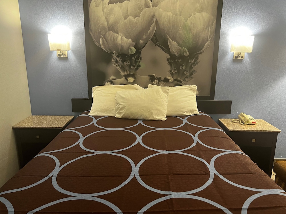 Super 8 by Wyndham Cleveland TX 23/29