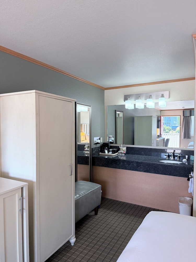 غرفة بسريرين كوين، River House Inn, a Baymont by Wyndham 4/4