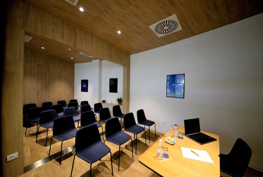 HelloSky Air Rooms & Lounge 30/35