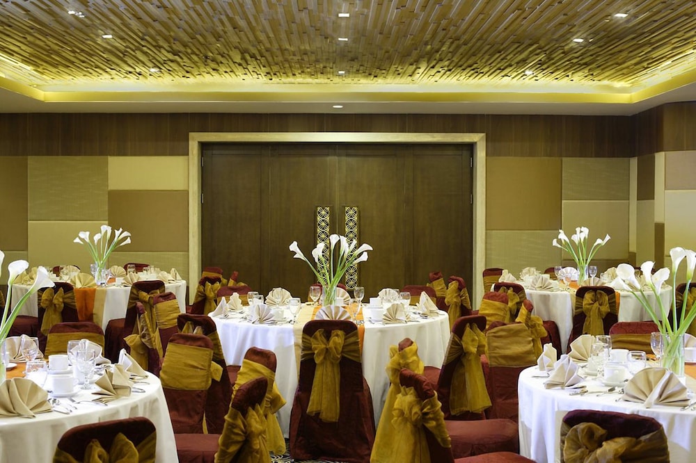 Hotel Santika Pandegiling 45/55