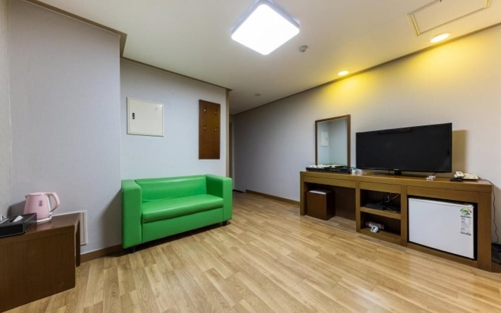 Mud Beach Hotel 10/57
