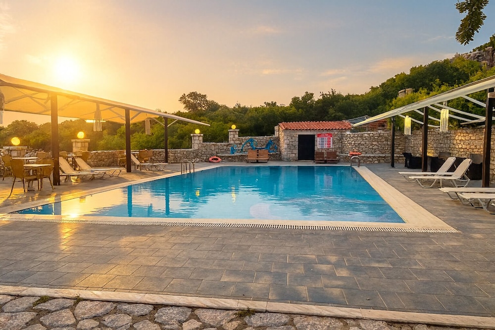 Lalloudes Seaside Accommodation 5/50
