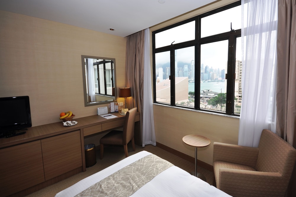 The Salisbury YMCA of Hong Kong 30/33