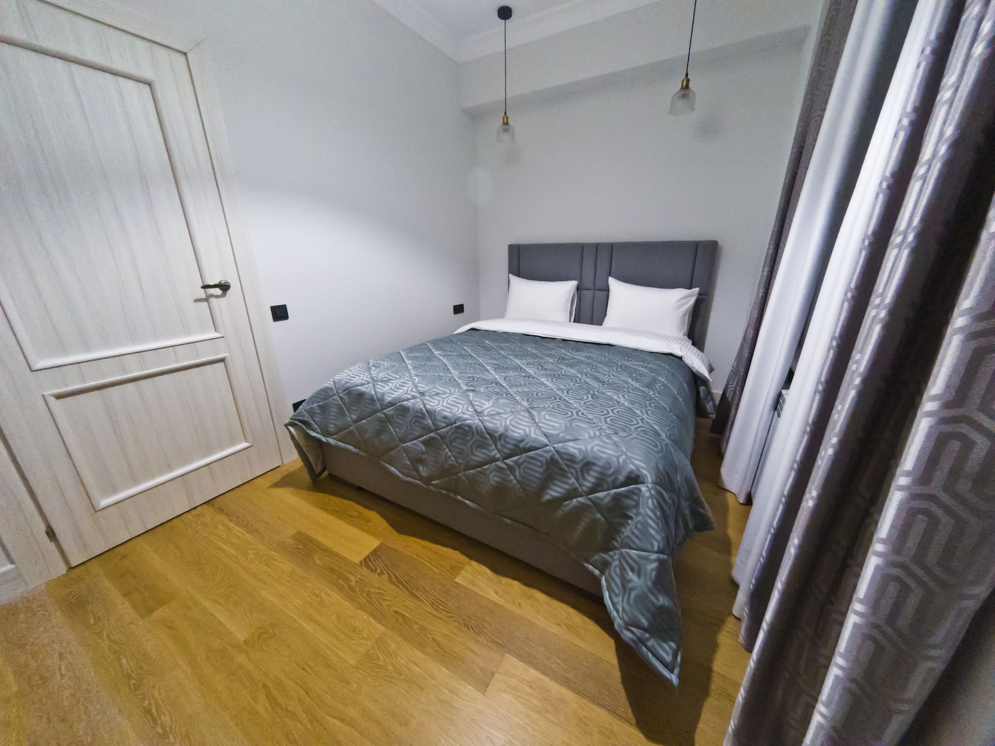 COMFORT, APARTMENT, QUEEN BED, MOUNTAIN VIEW, SMOKING