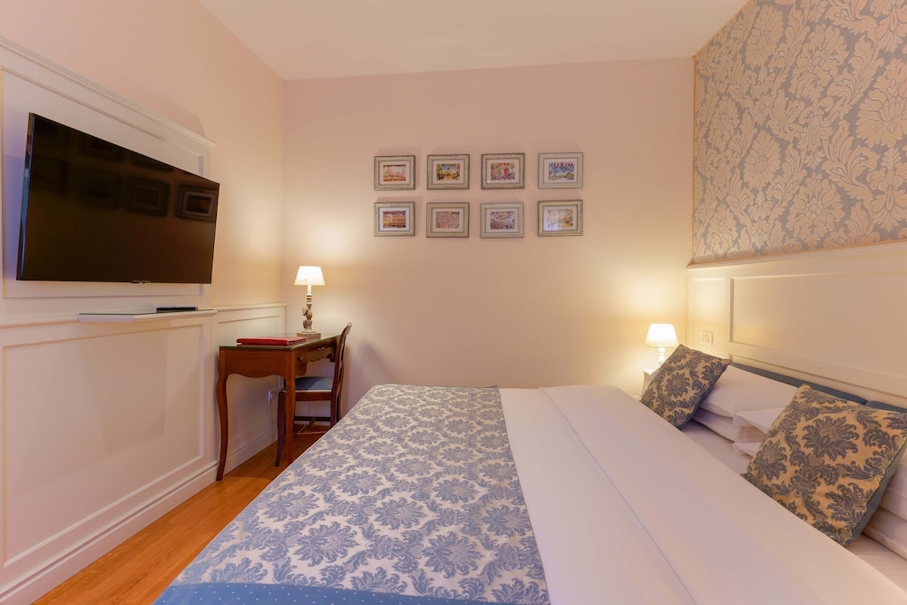 DELUXE, DOUBLE OR TWIN BED