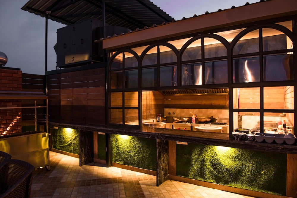 Glades Hotel 2/32
