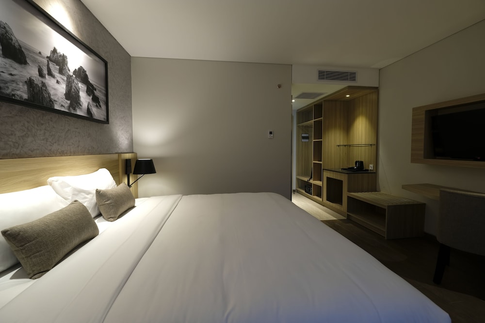 Hotel Ayola Lippo Cikarang 21/60