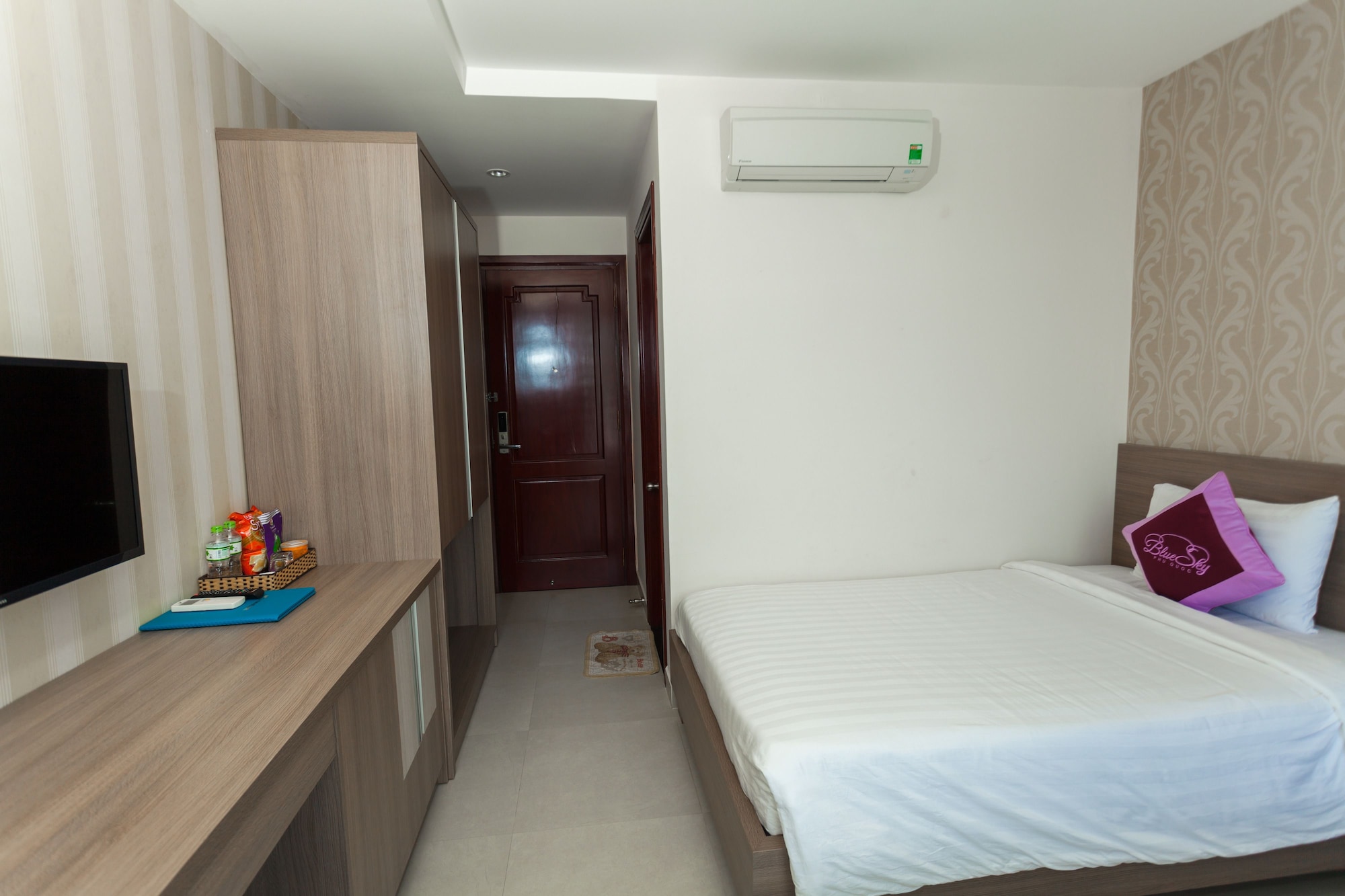 DELUXE, DOUBLE BED