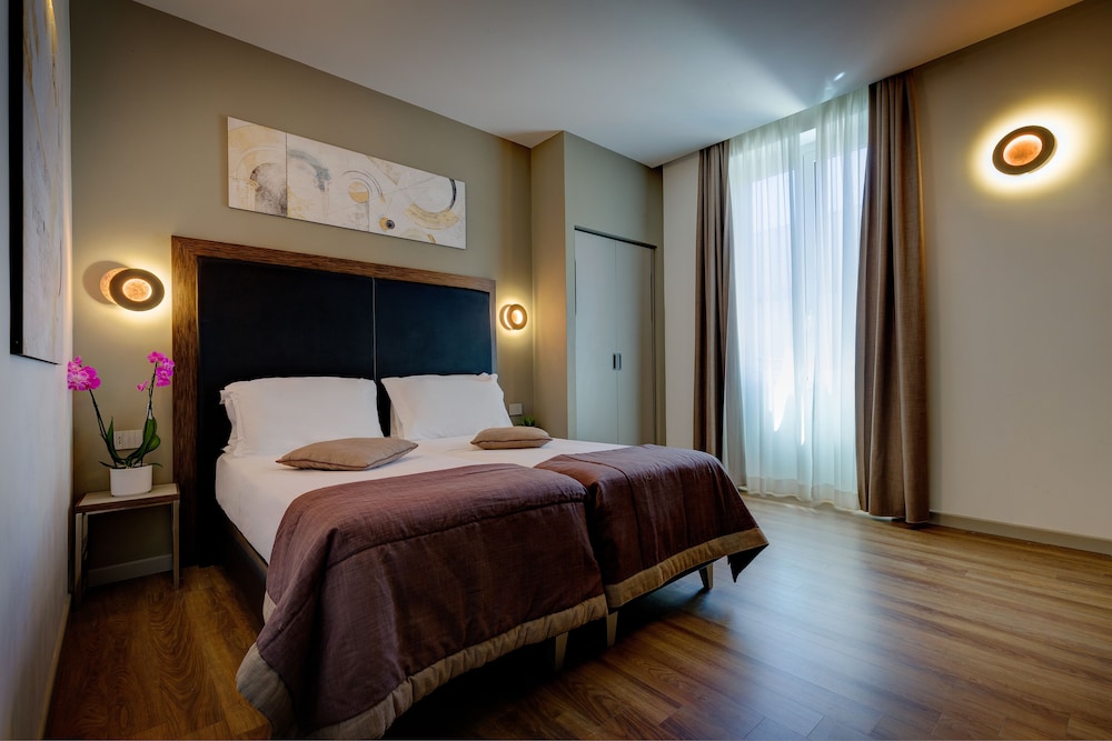 Al Manthia Hotel 48/94