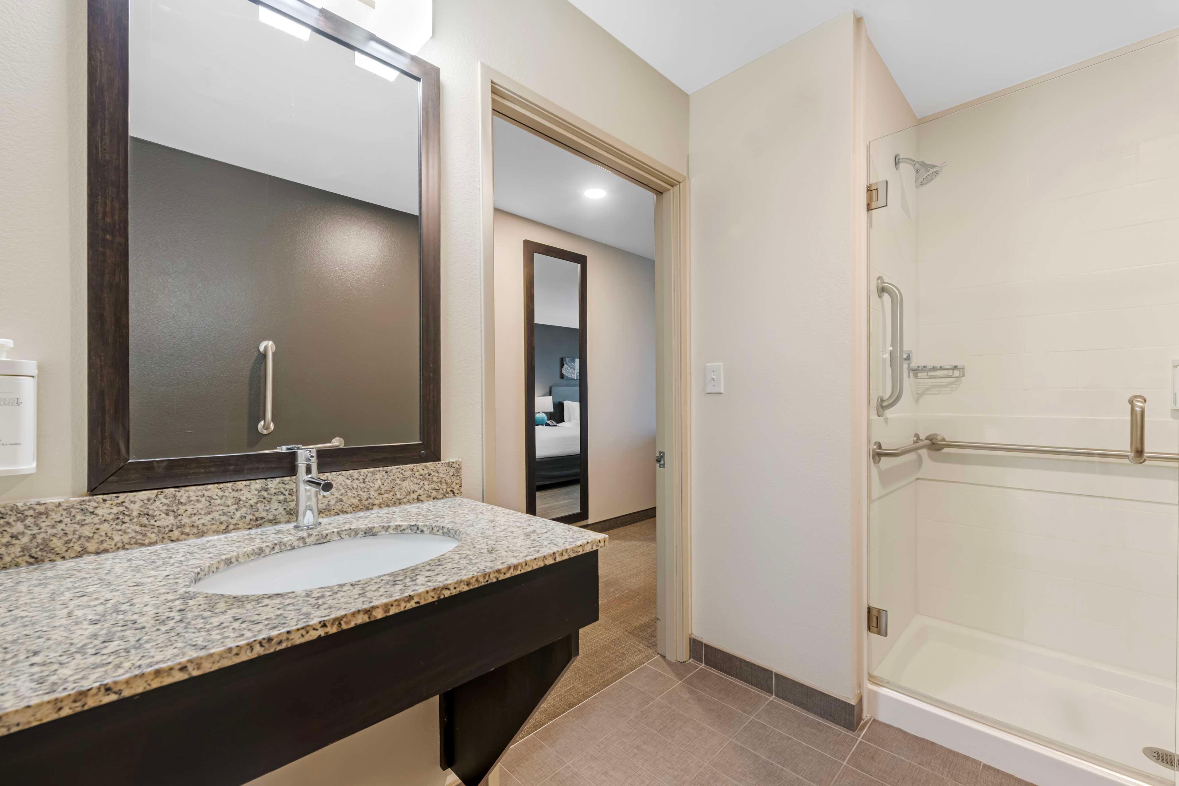 غرفة بسرير كينج بحوض استحمام لذوي الإعاقة، Caretta Landing Sarasota, an Ascend Collection Hotel 5/5