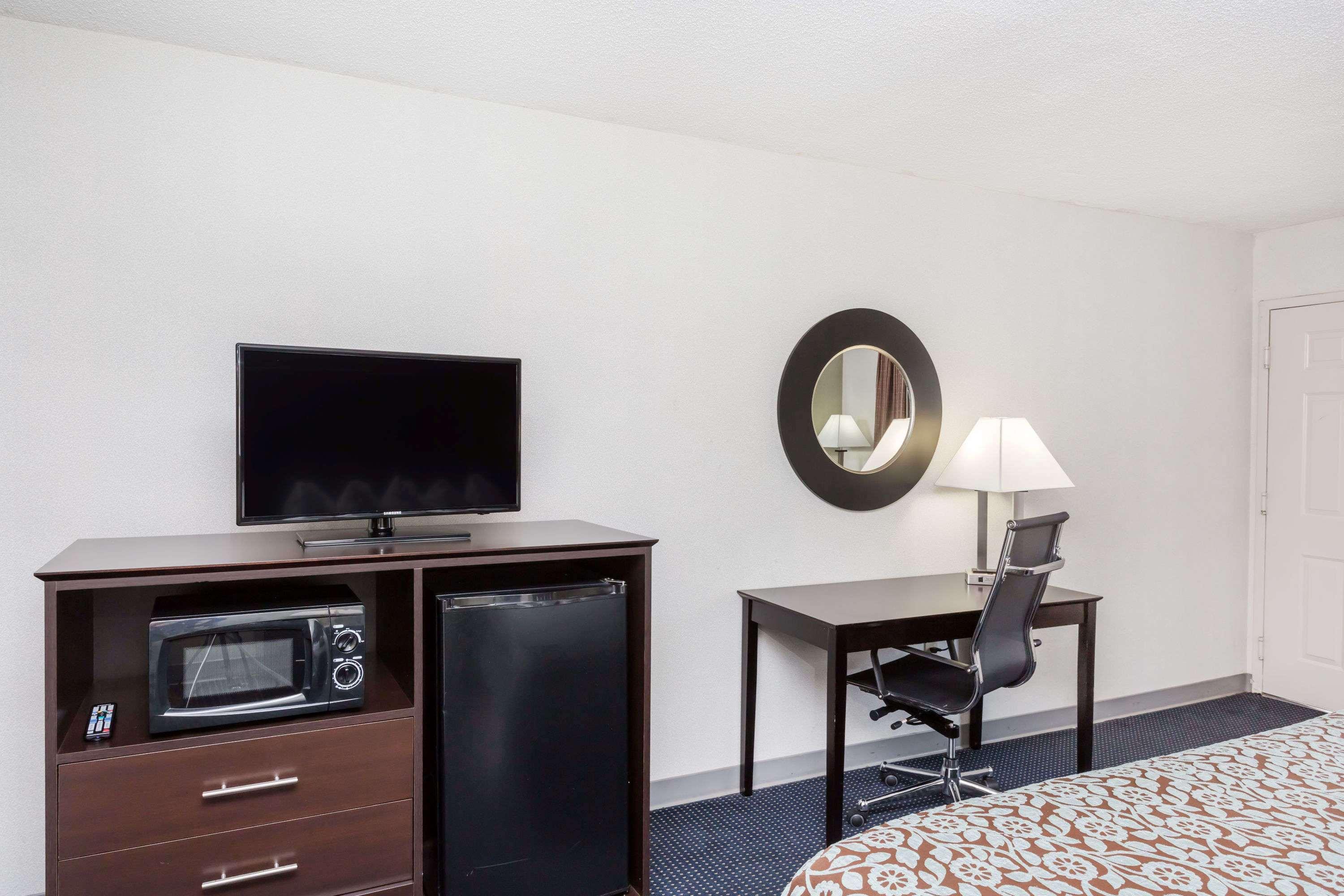 Days Inn by Wyndham Hendersonville 12/17