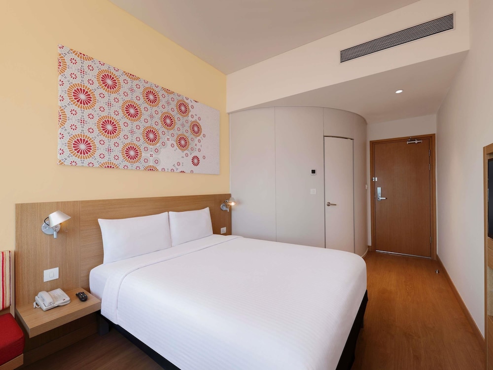 DELUXE, QUEEN BED, MOUNTAIN VIEW