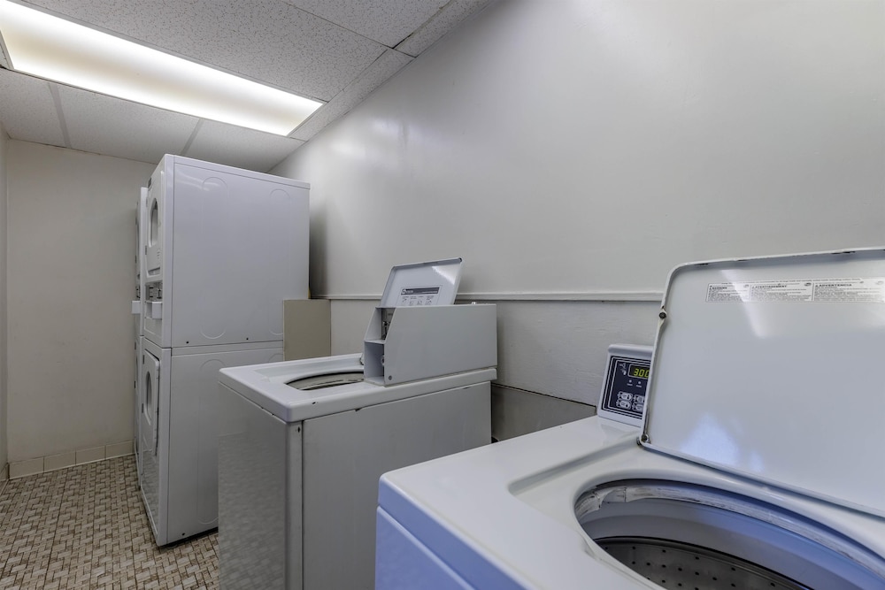 Motel6 Dumfries, VA 24/50